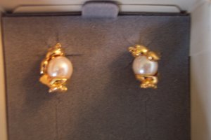 Retired Avon 1997 PEARLY CHICK Pierced EARRINGS Goldtone Surgical Steel Posts