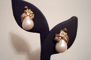 Vintage AVON Pear Shaped Goldtone Pierced EARRINGS with Rhinestone Accents 22ear