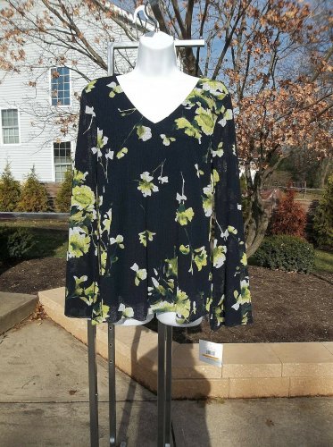 NWT ELLEN TRACY VERY CUTE NAVY& GREEN FLORAL TOP S