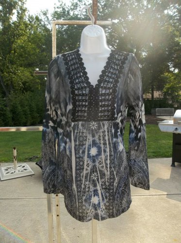 NWOT WORLD UNITY BLUE^ BLACK PRINT TOP XL