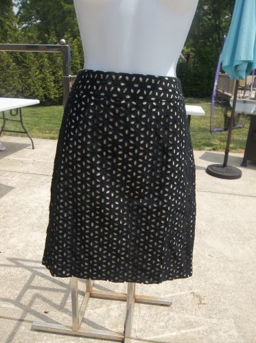 ANN TAYLOR LOFT BLACK EYELET SKIRT W BEIGE LINING 8
