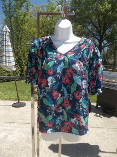 NWT ZAC&RACHEL NAVY FLORAL PRINT TOP L