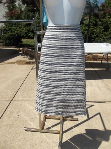 ANN TAYLOR GRAY& WHITE STRIPED PRINT KNIT SKIRT 8