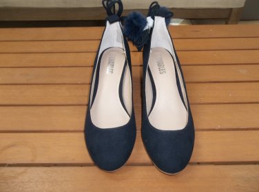 STYLE CHARLES BY CHARLES DAVID NAVY POM POM SHOES 5.5