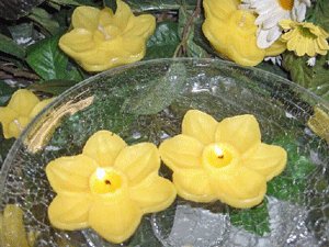 Yellow Daffodil Floral Scented Floating Candles (3-pack)