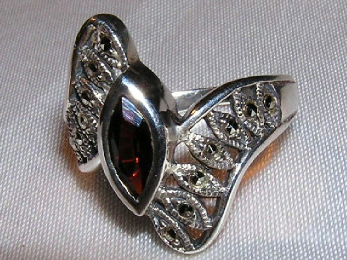 GARNET, MARCASITE and STERLING SILVER RING sz 7