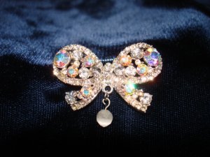 $9.99 Crystal brooch in silver tone 1.5"X1.00"