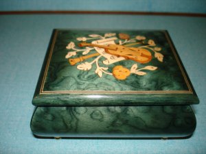 free ship New-$99.99 Fine Inlaid Wood, Music Box jewelery box  Hand Crafted In Sorrento Italy Green