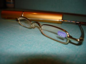 $9.99 -New- Slim Reading Glasses GOLD color frame +2.00 in Sturdy gold Case