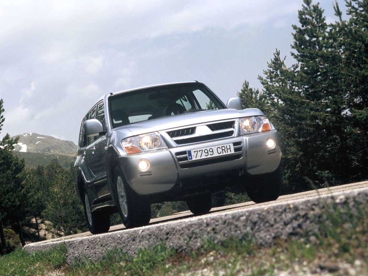 BlingLights Brand Halo Fog Lights for 2003 2004 2005 2006 Mitsubishi Montero