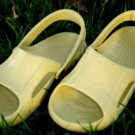 CROCS NILE SHOES BUTTER WOMENS/YOUTH SIZE 4 BRAND NEW!
