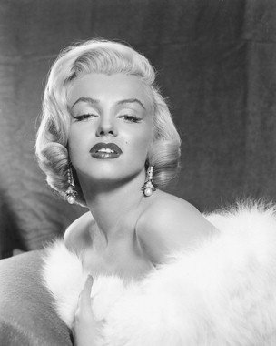 New Glossy Marilyn Monroe in White Fur B/W Photo 8