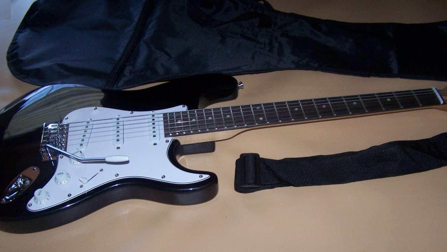 Donner DST 39 Inch Full-Size Solid Body Strat Style Electric Guitar w/Gig Bag, Strap, Tremolo Bar