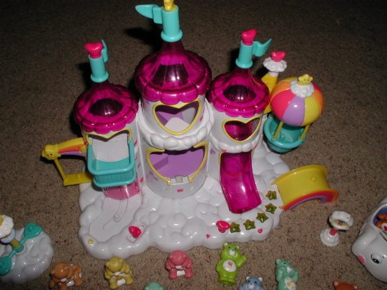 Care Bears Magical Care-a-lot Castle + 28 bears & cloud car