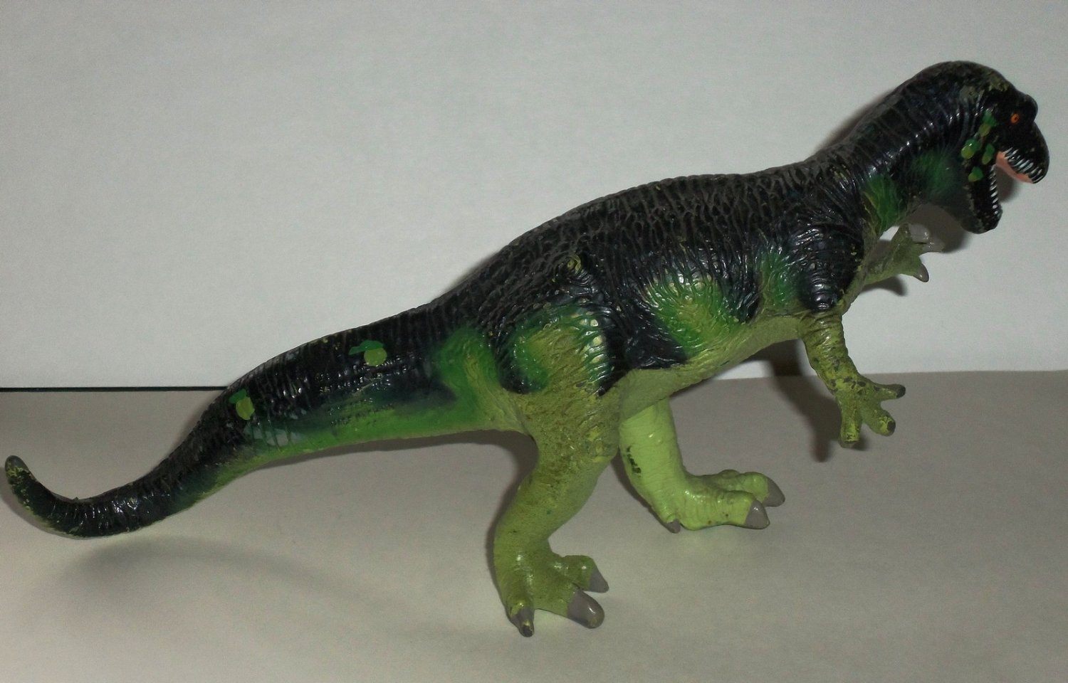 dinosaur with hard plate on head