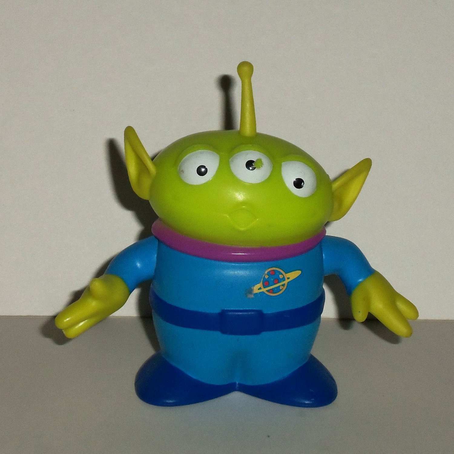 does the toy alien help in disney magic kingdom