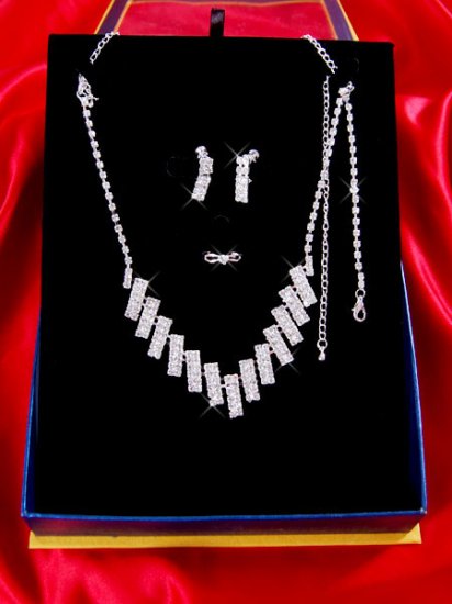 Necklace with matching earings X 043