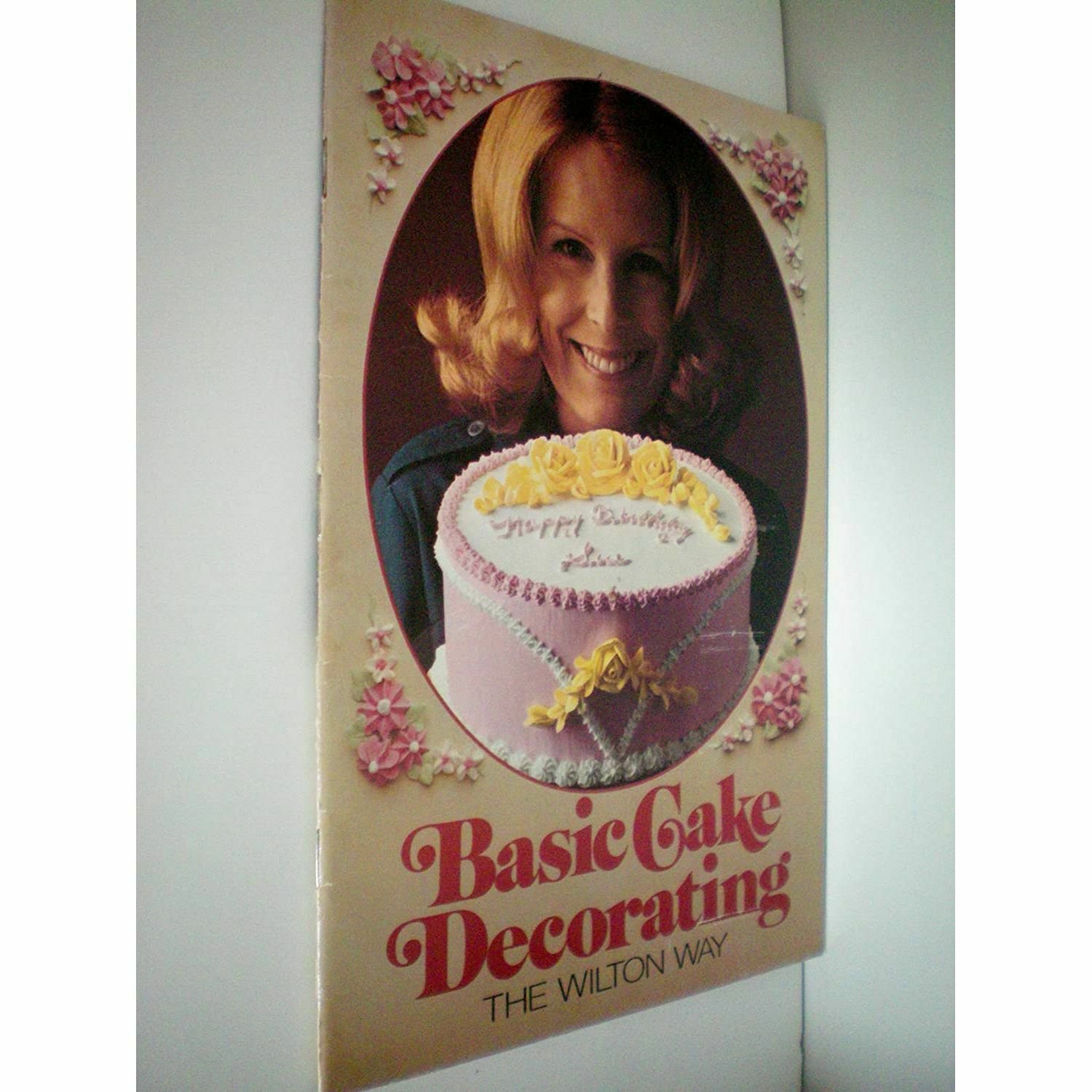 Basic Cake Decorating: The Wilton Way (Wilton) (Cookbook Paperback)