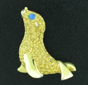 Seal Figural Pin with Blue Rhinestone Eye BRO2161