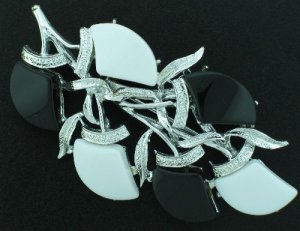 Vintage Black & White Thermo Plastic Brooch Bro2020