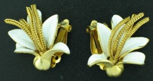 White Exotic Flower Machine Age Style Earrings Ear2022