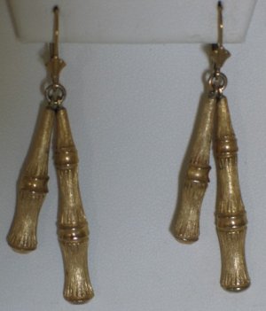 Signed Avon Bamboo Style Gold Tone Necklace with French Hooks Ear2092