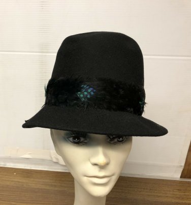 VINTAGE LADIES #96 HAT BLACK WITH 1 1/2' BLK RIBBON & FRONT 1/2 FEATHER 21 1/2"