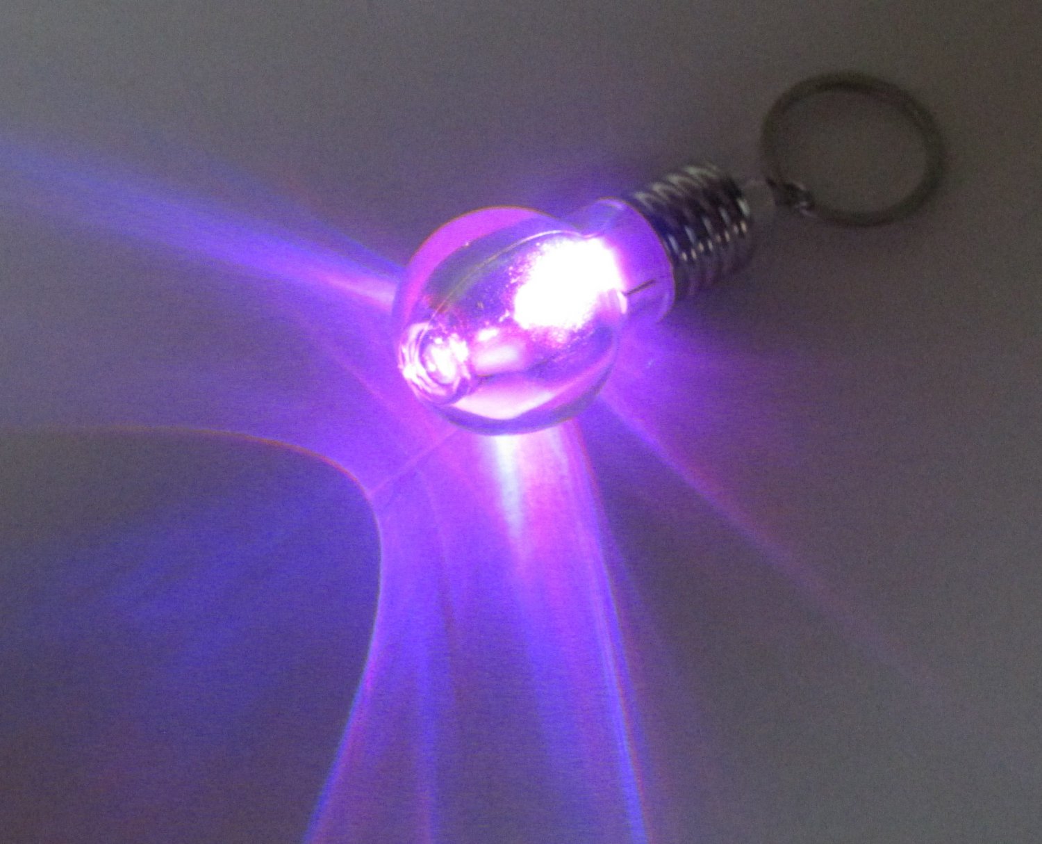 LED Changing Colors LIGHT BULB Key Chain Ring KEYCHAIN NEW