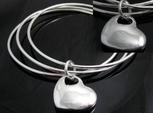 FREE P&P! 925 STERLING SILVER 3 CIRCLE HEART BANGLE #09