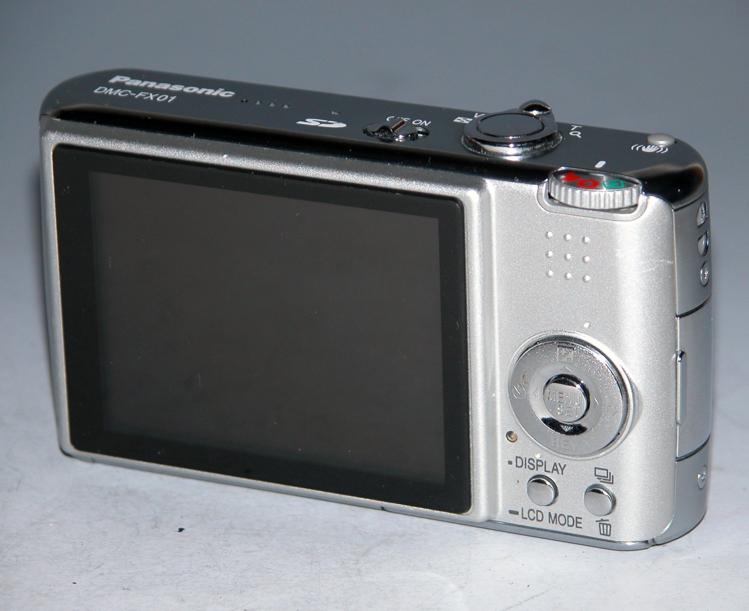 Panasonic LUMIX DMC-FX01 6.0MP Digital Camera - Silver # 3666