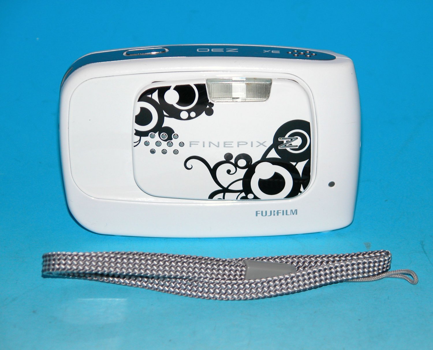Fujifilm FinePix Z30 10 MP Digital Camera Whirl White