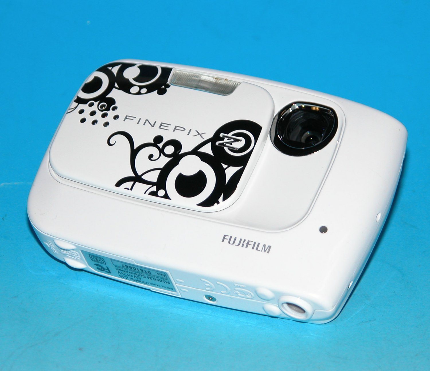 Fujifilm FinePix Z30 10 MP Digital Camera Whirl White