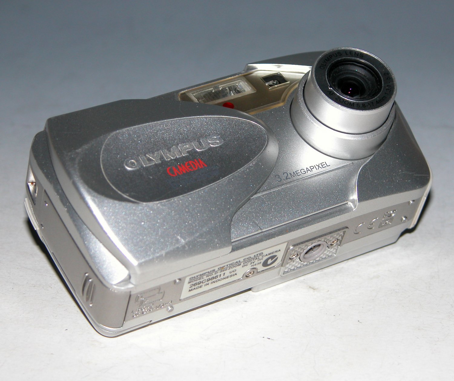 Olympus CAMEDIA D560 3.2MP Digital Camera 8611