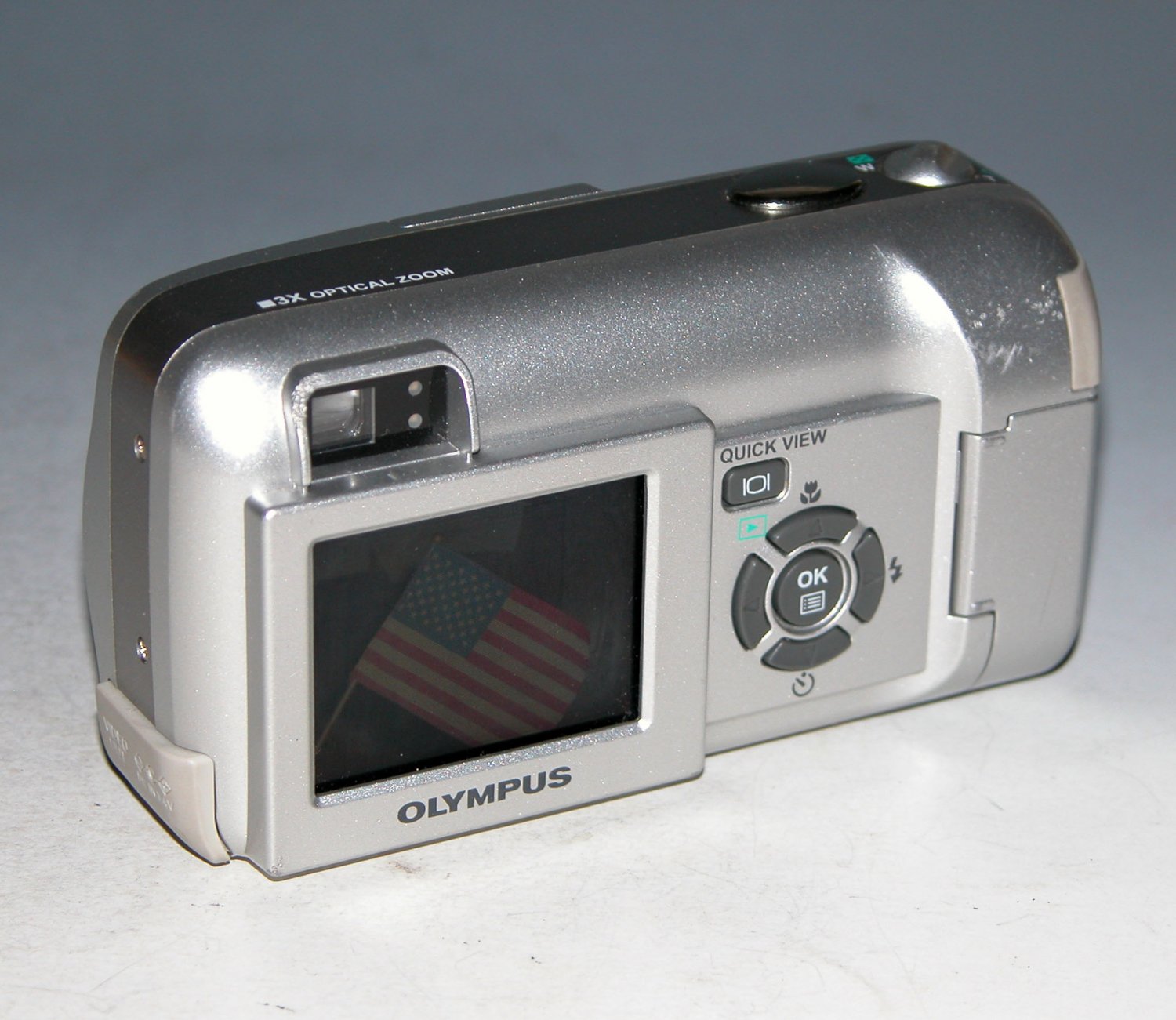 Olympus CAMEDIA D560 3.2MP Digital Camera 8611