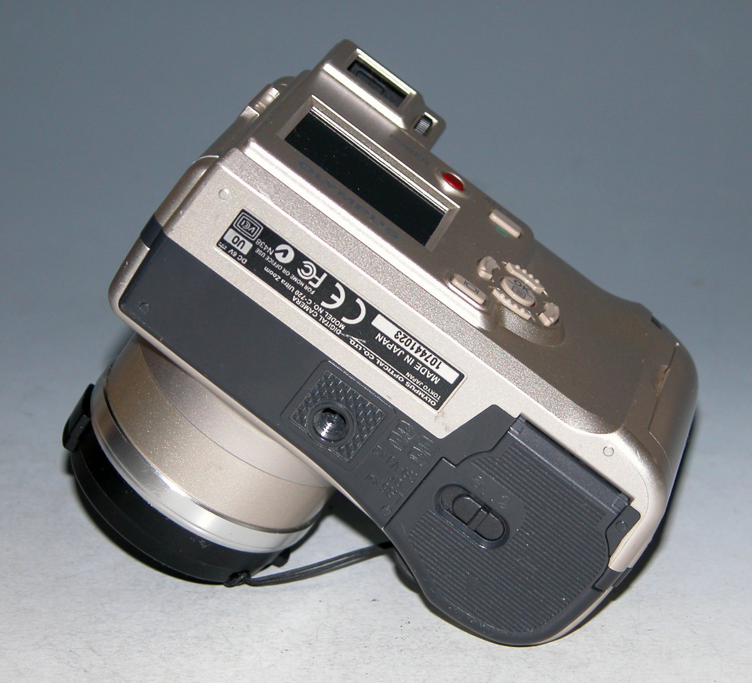 Olympus CAMEDIA C720 Ultra Zoom 3.0MP Digital Camera Silver 1023