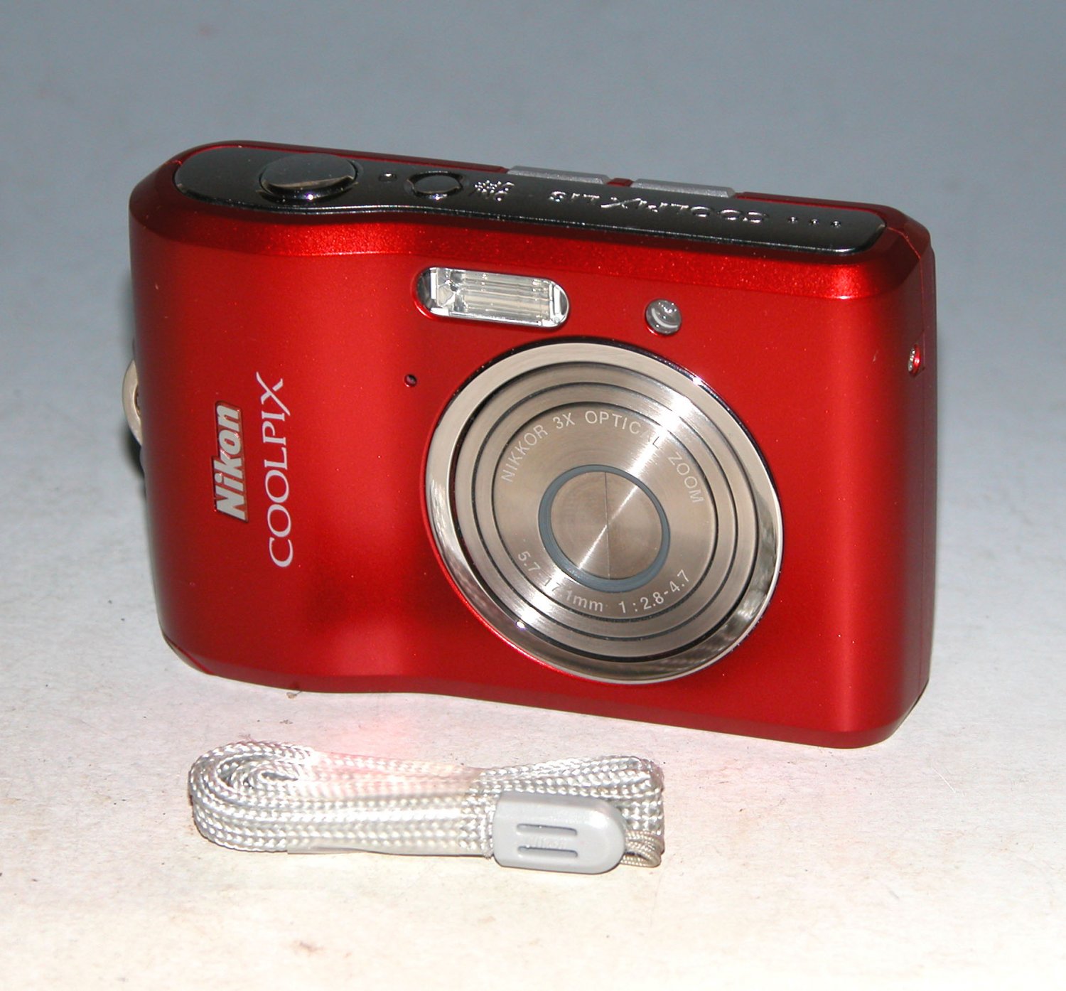 Nikon COOLPIX L18 8MP Digital Camera Ruby Red 2566