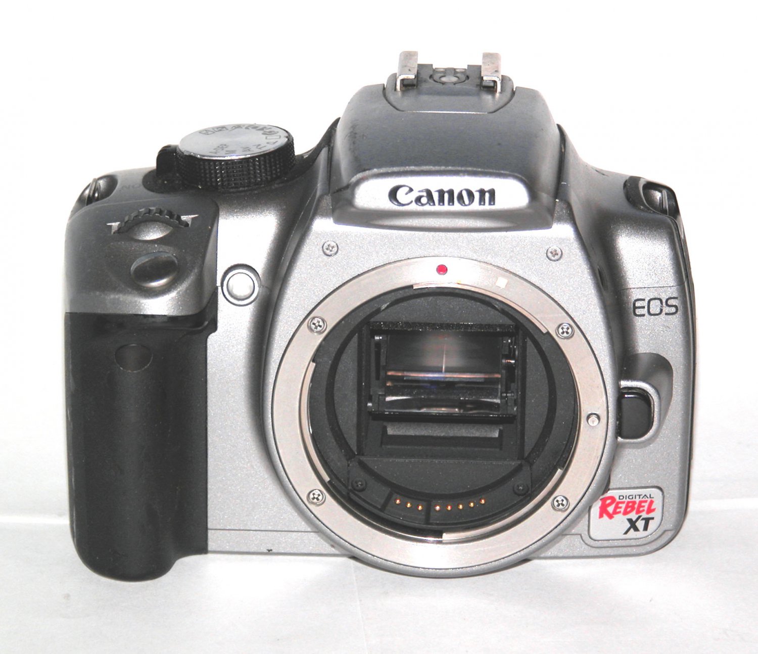 Canon EOS Digital Rebel XT / 350D 8.0MP Digital SLR Camera (Body Only ...