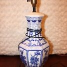 EARLY- MID 20TH C. BLUE & WHITE VASE MOUNTED LAMP CHINA