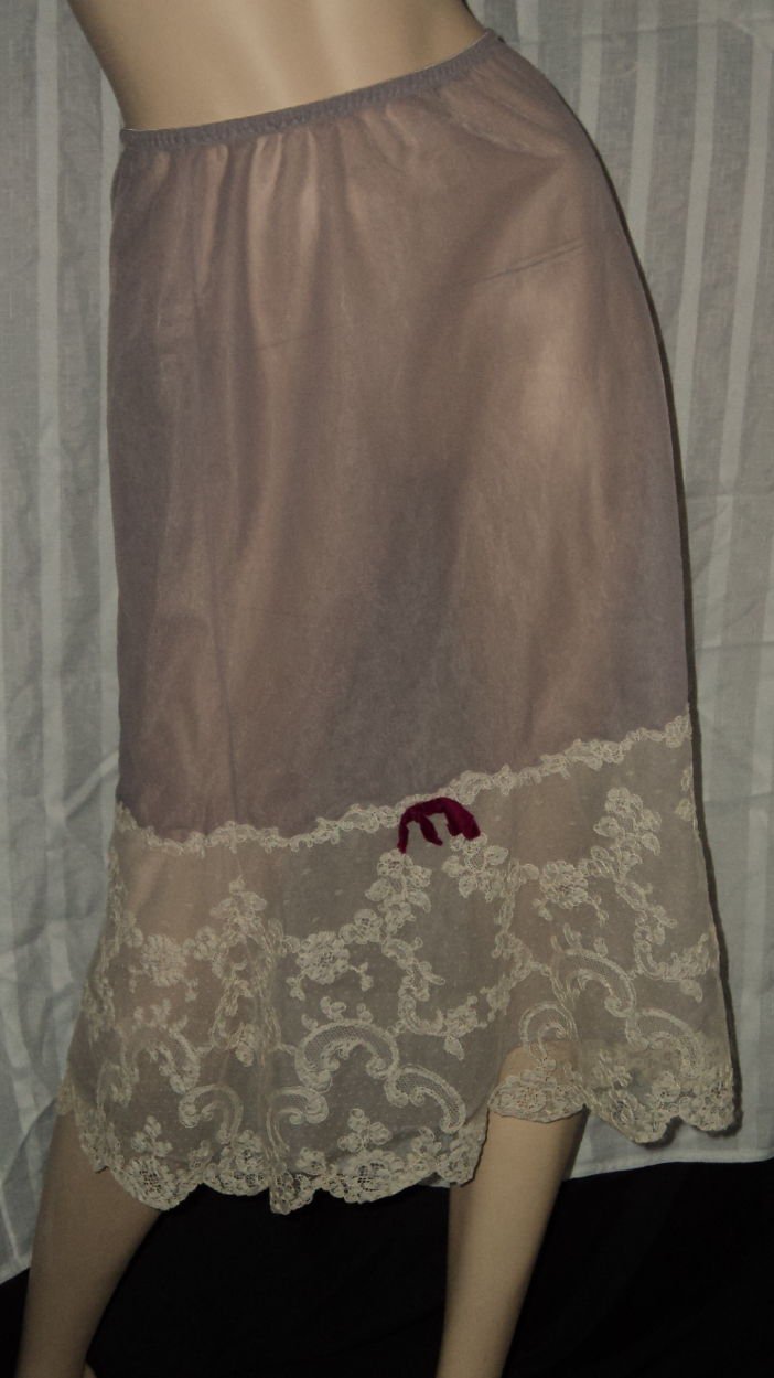 Vintage Vanity Fair Half slip muted lavender size 5 Half Slip Lace Hem