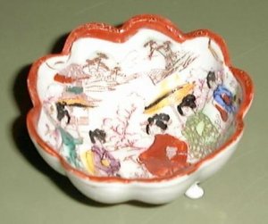 LOVELY SATSUMA SCALLOPED BOWL on 3 FEET, GEISHA DESIGN