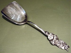 Reed & Barton Silver Plated Serving Floral BonBon Scoop MINT