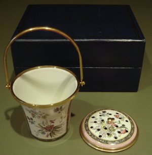 Large Halcyon Days Potpourri & Lid Victorian Flowers