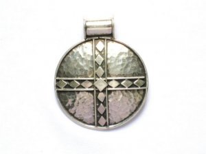 AQ024    Hammered Round Sterling Silver Pendant