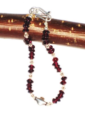 ST479 Garnet Bracelet in Sterling Silver