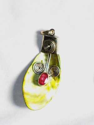PN168       Shell Pendant in Sterling Silver