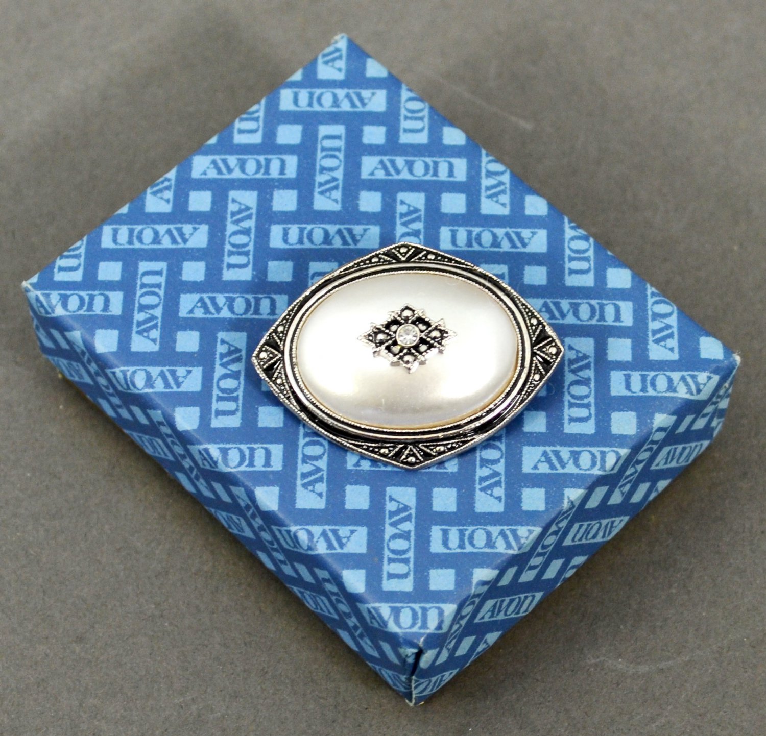 1980 Avon Chesterfield Collection Pin Pendant