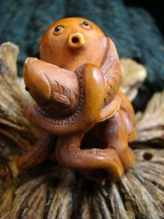 OCTOPUS & FISH MINIATURE CARVING FIGURE HAWAII KOA WOOD ONXY GEM EYE FREE GIFT SILK BAG